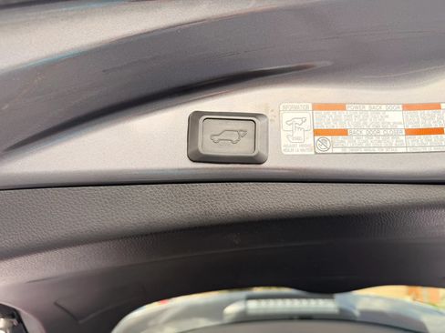 Used 2018 Toyota RAV4 SE AWD/4WD image 14