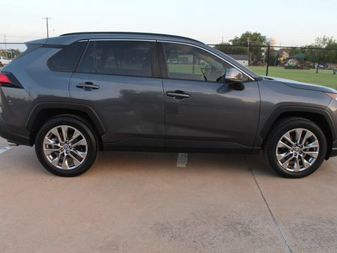 Used 2020 Toyota RAV4 XLE Premium FWD image 4