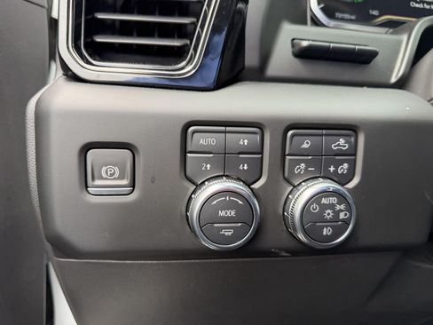 Used 2022 GMC Sierra 1500 AT4 w/ AT4 Premium Package AWD/4WD image 17