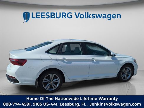 Used 2024 Volkswagen Jetta SE image 5