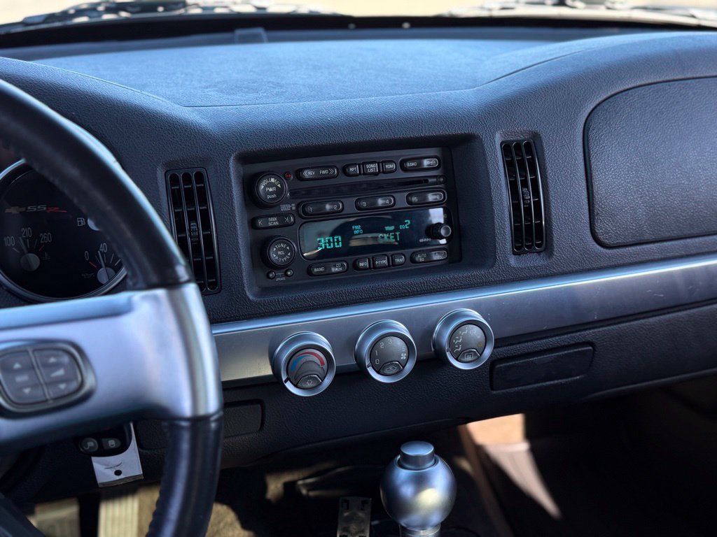 Used 2003 Chevrolet SSR w/ Preferred Equipment Group RWD image 13