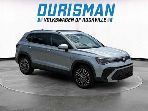 Used 2025 Volkswagen Taos SE w/ Panoramic Sunroof Package FWD image 1