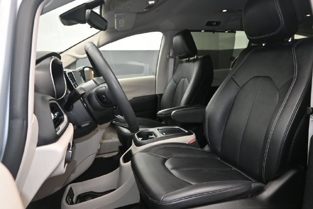 Used 2024 Chrysler Pacifica Touring-L FWD image 9