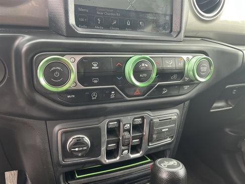 Used 2018 Jeep Wrangler Unlimited Sahara w/ Uconnect 4C Nav & Sound Group AWD/4WD image 28