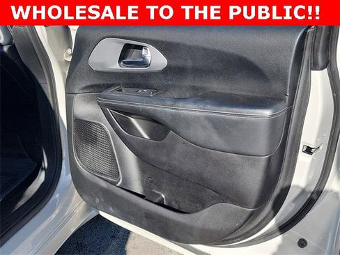 Used 2021 Chrysler Pacifica Touring-L w/ S Appearance Package image 15