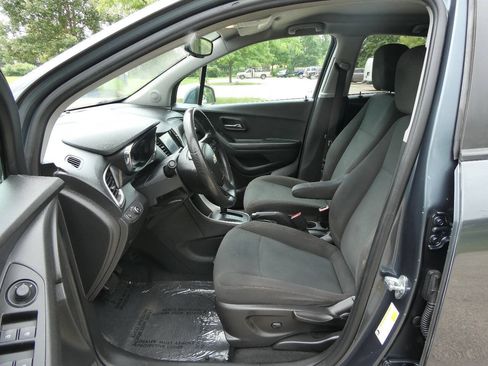 Used 2021 Chevrolet Trax LS w/ Tint and Cruise Package AWD/4WD image 9