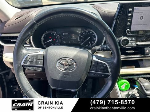 Used 2021 Toyota Highlander XLE FWD image 23