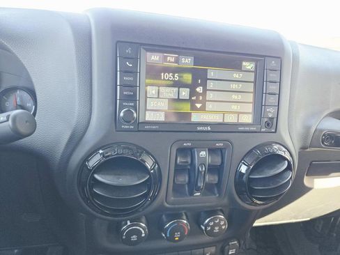 Used 2016 Jeep Wrangler Unlimited Sahara image 11