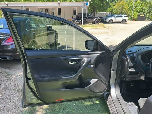 Used 2015 Nissan Altima 2.5 SV w/ Convenience Package FWD image 14