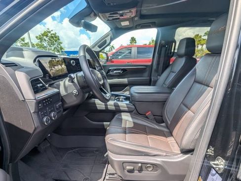 Used 2025 Chevrolet Suburban High Country AWD/4WD image 3