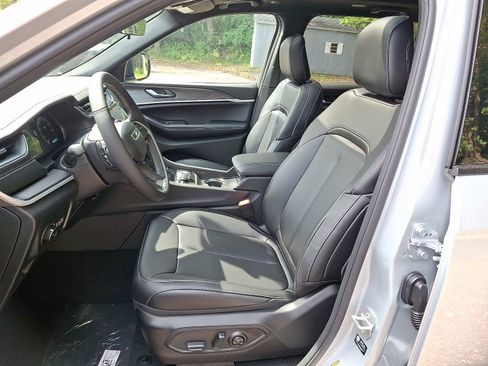 New 2025 Jeep Grand Cherokee Limited w/ Black Appearance Package image 8