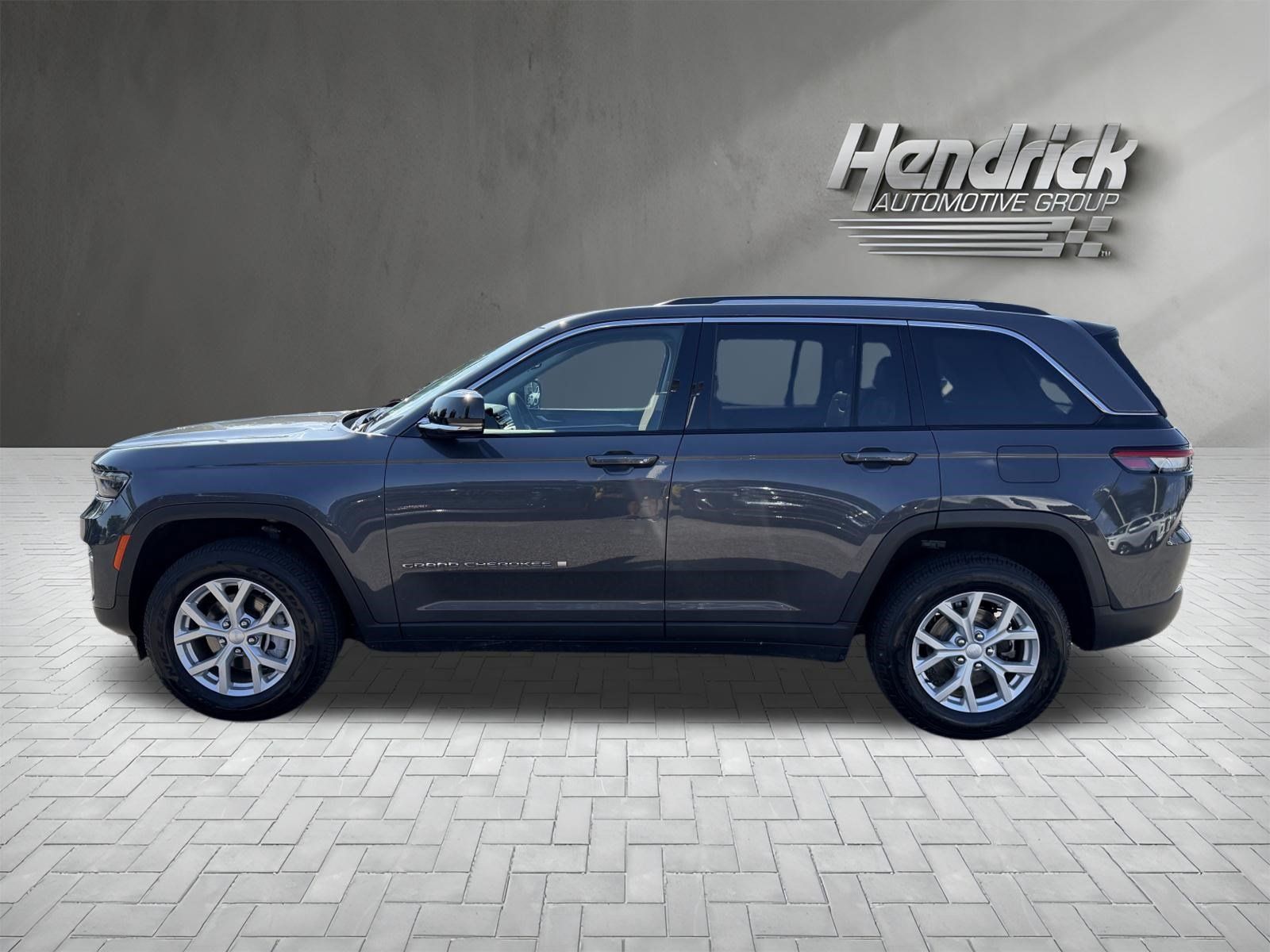Used 2023 Jeep Grand Cherokee Limited AWD/4WD image 7