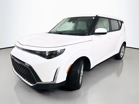 Certified 2023 Kia Soul LX image 3