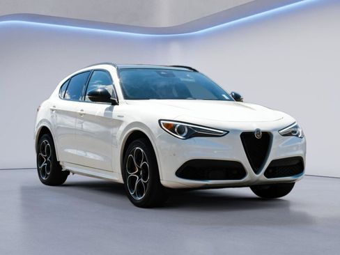 Used 2023 Alfa Romeo Stelvio Veloce AWD/4WD image 3