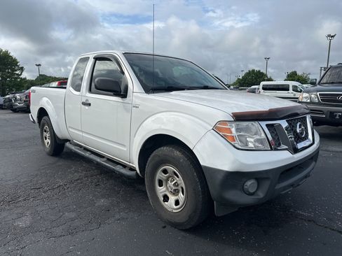 Used 2011 Nissan Frontier S w/ S Preferred Pkg RWD image 2