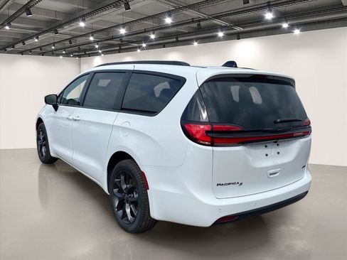 New 2026 Chrysler Pacifica Select AWD/4WD image 3
