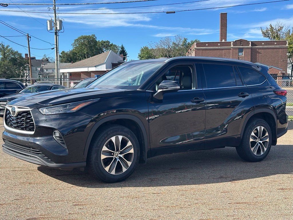Used 2022 Toyota Highlander XLE AWD/4WD image 1
