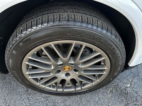 Used 2018 Porsche Cayenne Platinum Edition w/ Premium Package image 24