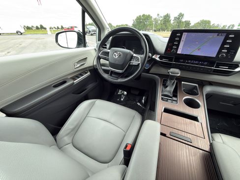 Used 2022 Toyota Sienna XLE w/ XLE Plus Package FWD image 26