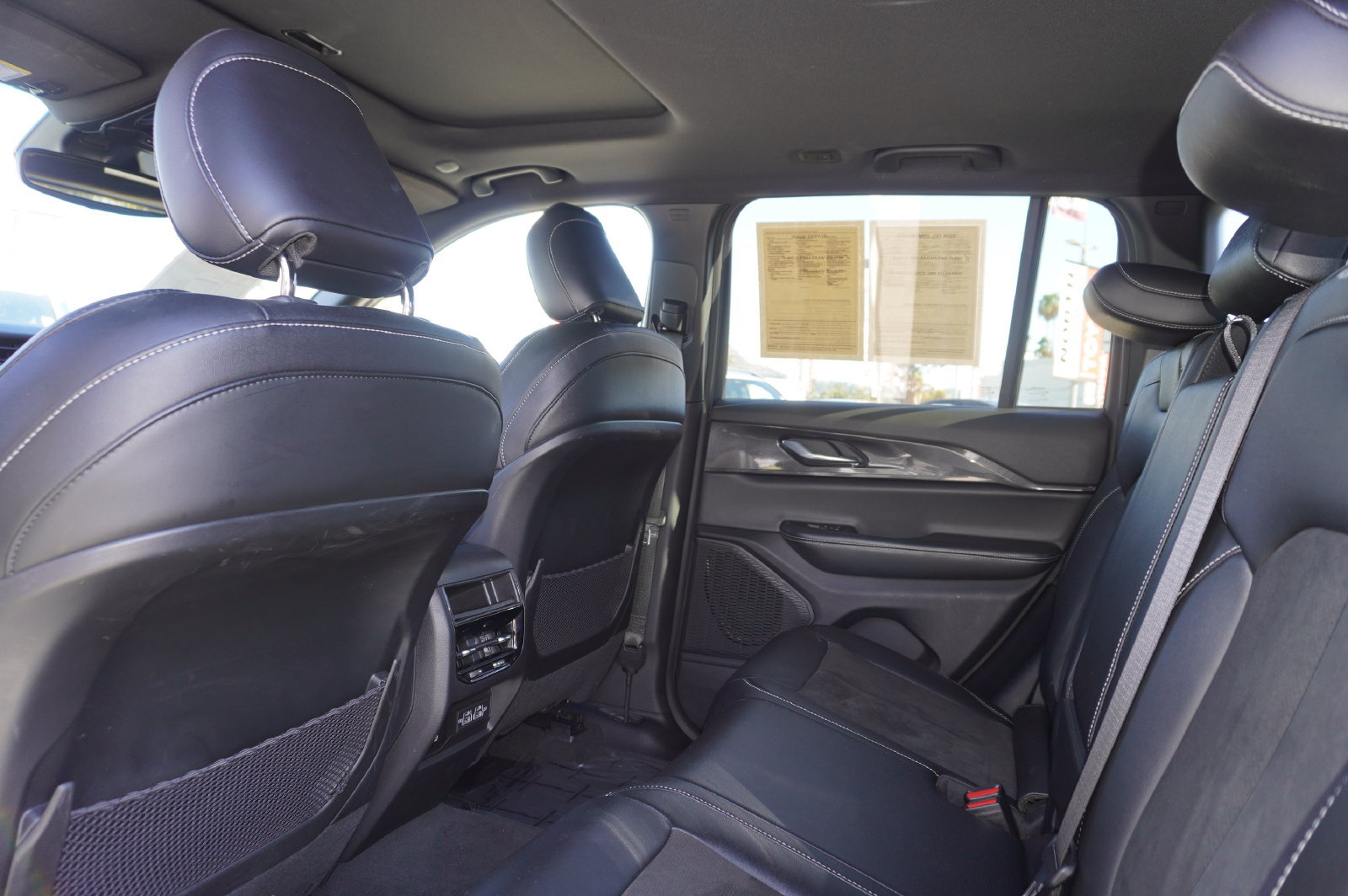 Used 2023 Jeep Grand Cherokee Altitude AWD/4WD image 10