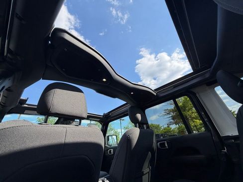 Certified 2025 Jeep Wrangler Unlimited Sahara w/ Safety Group AWD/4WD image 34