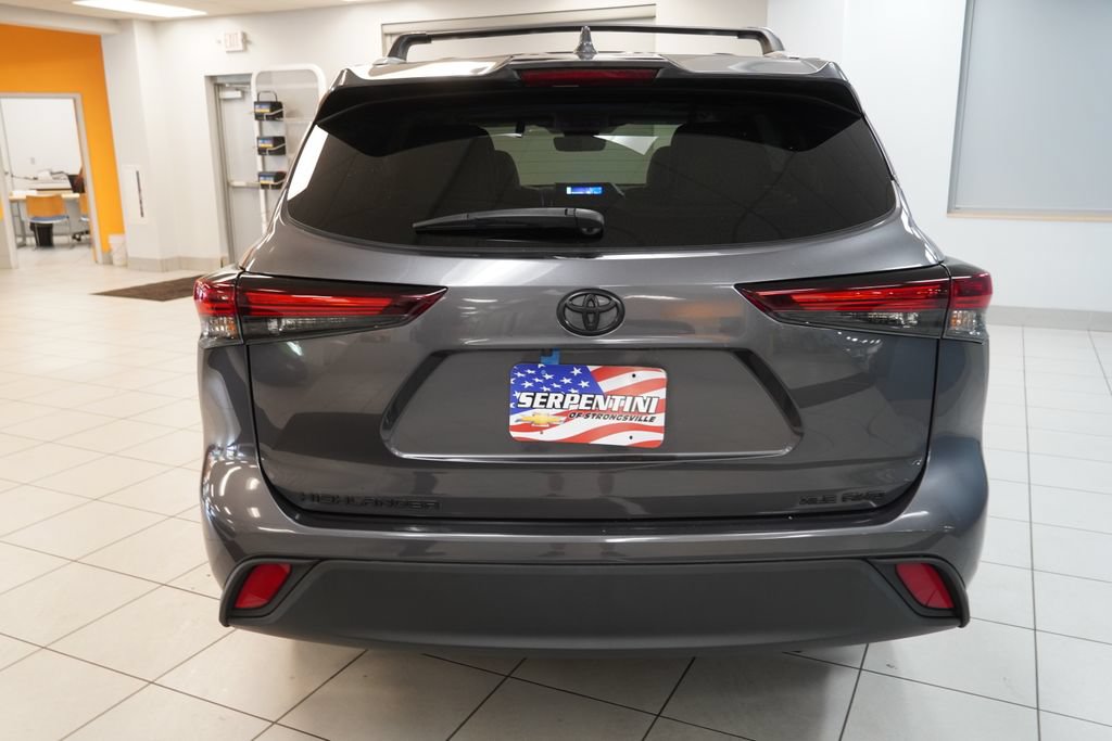 Used 2024 Toyota Highlander XLE AWD/4WD image 11
