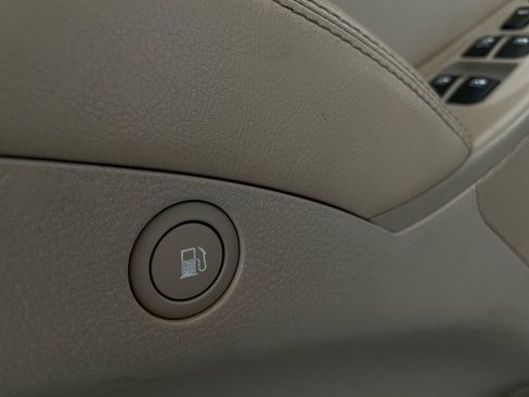 Used 2012 Hyundai Veracruz Limited w/ Entertainment Pkg image 36