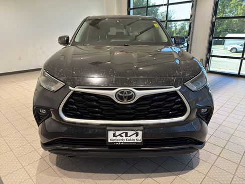 Used 2022 Toyota Highlander LE FWD image 8