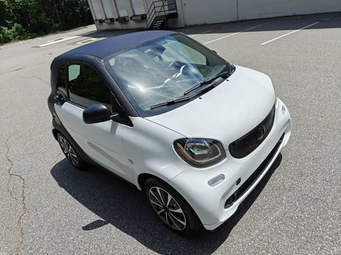 Used 2016 smart fortwo passion RWD image 28