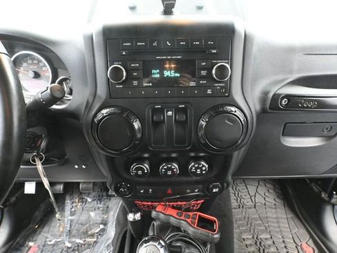 Used 2017 Jeep Wrangler Rubicon image 35