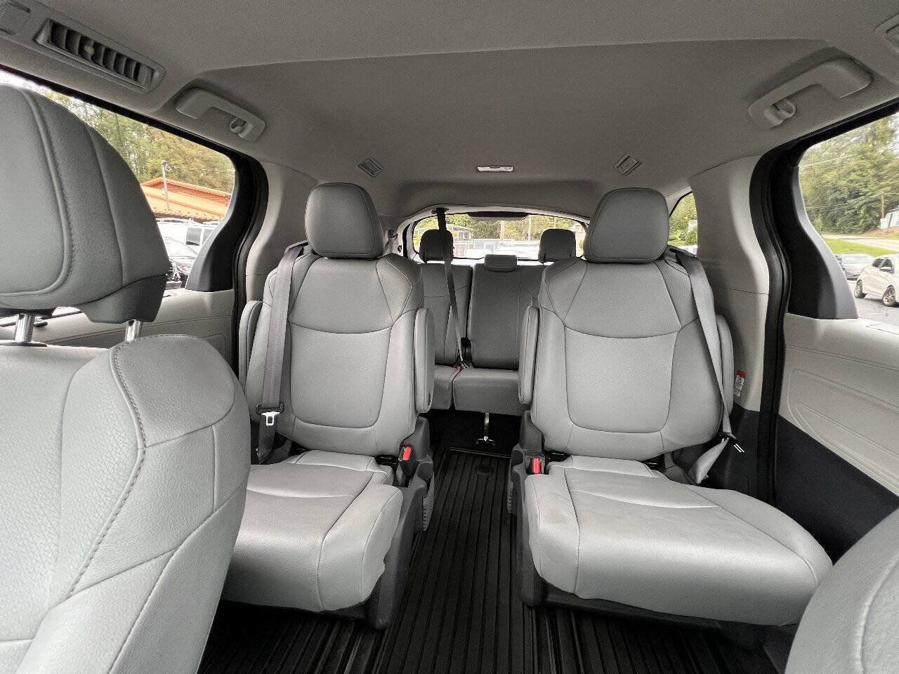 Used 2024 Toyota Sienna XLE w/ XLE Plus Package AWD/4WD image 31