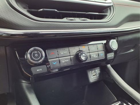 Used 2025 Jeep Compass Trailhawk AWD/4WD image 13