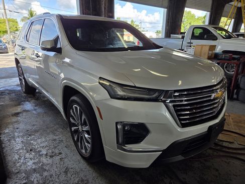 Used 2022 Chevrolet Traverse Premier FWD image 2