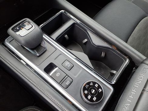 Used 2024 Nissan Pathfinder SV image 27