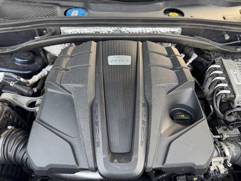 Certified 2022 Porsche Macan S AWD/4WD image 39