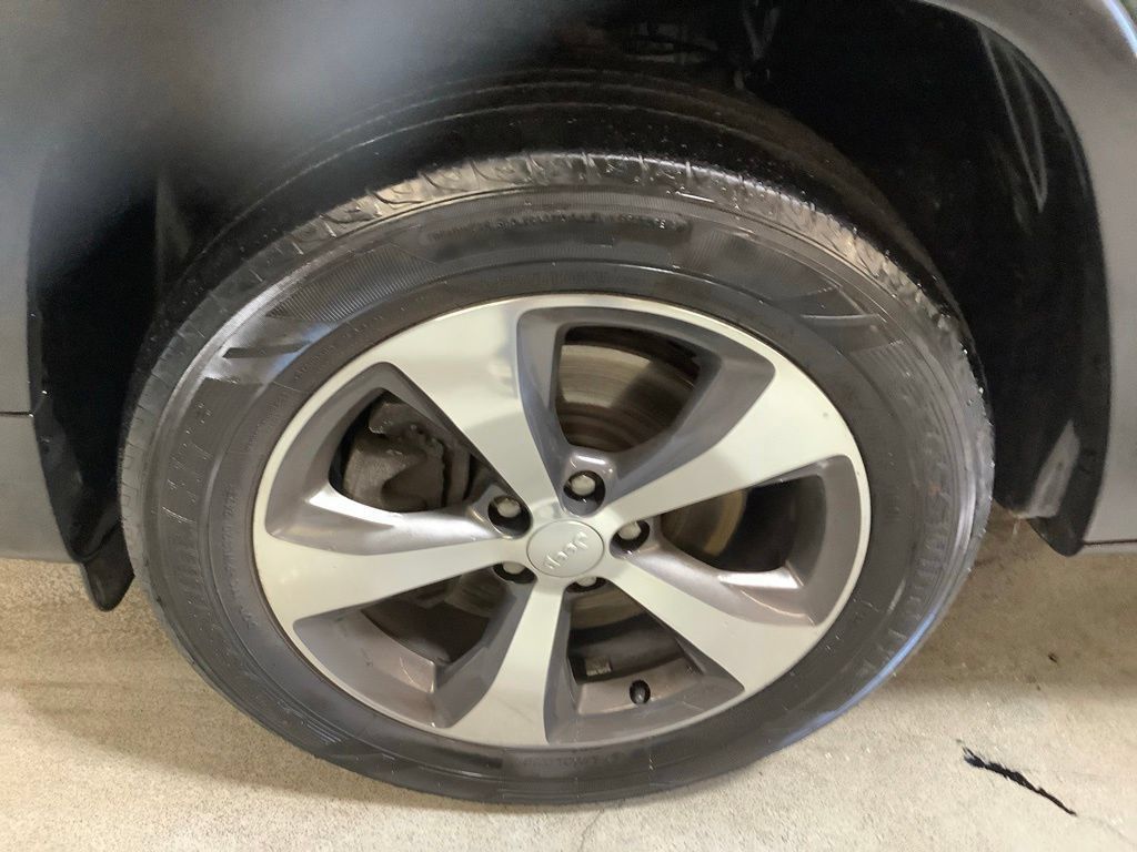 Used 2019 Jeep Cherokee Limited AWD/4WD image 9