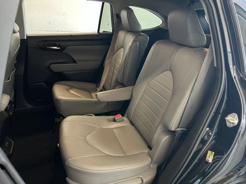 Used 2020 Toyota Highlander XLE FWD image 37