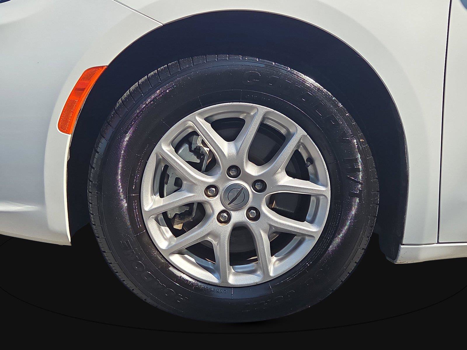 Used 2023 Chrysler Pacifica Touring-L FWD image 9