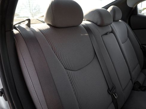 Used 2015 Hyundai Elantra SE image 30