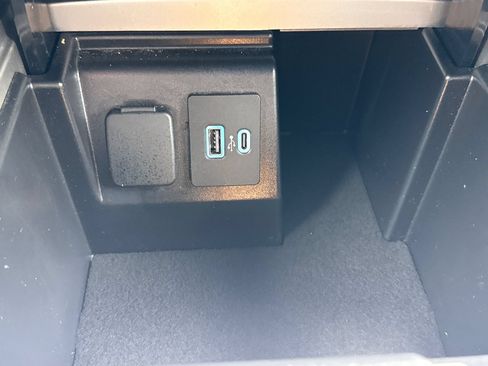Used 2024 Ford Explorer XLT w/ XLT Sport Appearance Package AWD/4WD image 25