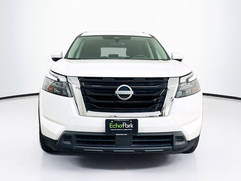 Used 2025 Nissan Pathfinder SV image 2