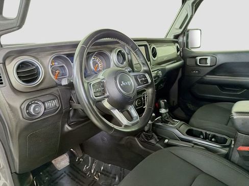 Used 2018 Jeep Wrangler Unlimited Sahara AWD/4WD image 9