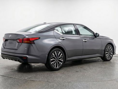 Used 2025 Nissan Altima 2.5 SV FWD image 9