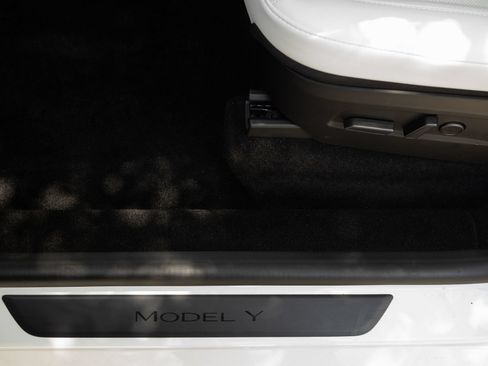 Used 2026 Tesla Model Y Long Range AWD/4WD image 18