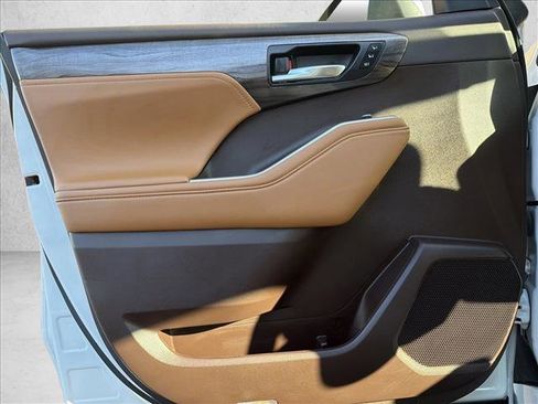 Used 2021 Toyota Highlander Platinum image 10