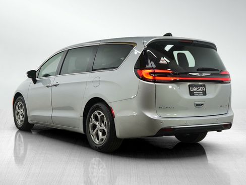 Used 2024 Chrysler Pacifica Limited image 3