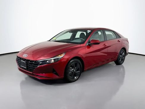 Used 2023 Hyundai Elantra SEL w/ Preferred Accessory Package FWD image 2