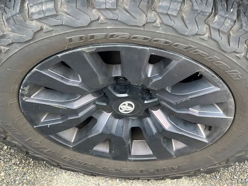 Used 2022 Toyota Tacoma Limited image 12