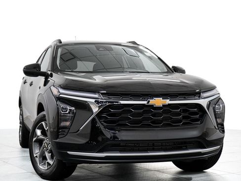 Used 2024 Chevrolet Trax LT w/ Sunroof Package FWD image 3