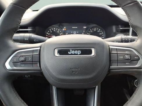Used 2025 Jeep Compass Latitude image 14